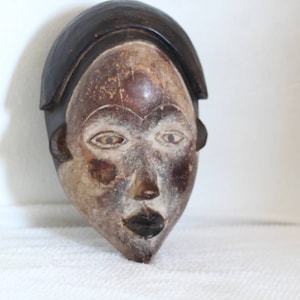 Maschera tribale Bakongo. Decorazione murale africana. Arte africana.