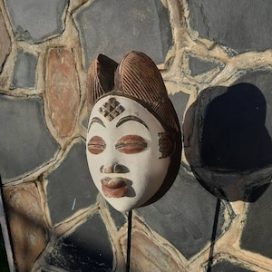 Maschera tribale Punu: decorazione artistica africana intagliata a mano