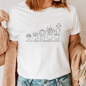 Nous grandissons tous à des rythmes différents SVG - Inspirational Life Quote T Shirt Design avec One Line Cactus - Bes Selling Items Most Popular SVG