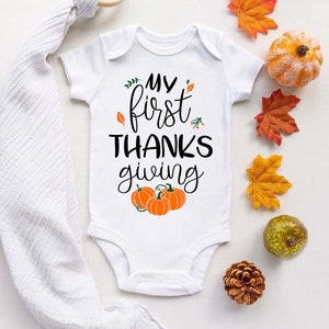 Primer Día de Acción de Gracias SVG Archivos de corte para Cricut, Silueta - Para Custom Baby's 1st Camisa de Acción de Gracias - Diseño de Otoño Lindo con Calabazas