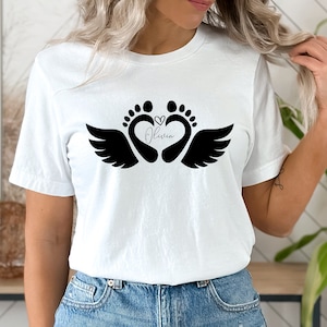 Empreinte de pas de bébé avec des ailes d'ange fausse couche SVG coupe Cricut, Silhouette, Glowforge - souvenir de perte de grossesse à personnaliser