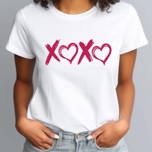 Fichier de coupe XOXO SVG Cricut pour la conception de t-shirts de la Saint-Valentin - Mignon minimaliste pour les filles - Première Saint-Valentin de bébé - Coeur SVG