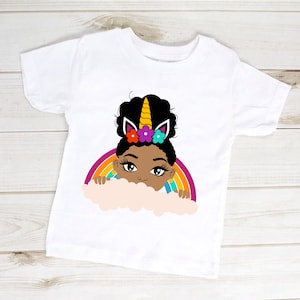 Licorne fille SVG Little Afro Girl Peekaboo Girl SVG fichiers de coupe pour Cricut, Silhouette - Clipart Licorne arc-en-ciel - DIY anniversaire T Shirt