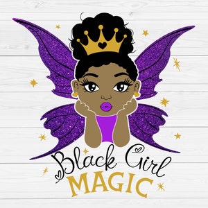 Pode incluir: Ilustração digital de uma fada negra com asas de glitter roxo, uma coroa dourada e as palavras "Black Girl Magic". A fada está vestindo um top roxo e brincos dourados, com estrelas douradas espalhadas.