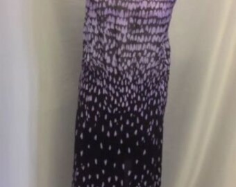 Puede incluir: Un vestido maxi sin tirantes con estampado degradado en negro y morado. El estampado presenta pequeños puntos blancos sobre un fondo negro que se desvanece a morado.