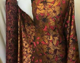 Könnte beinhalten: Goldfarbener und rosafarbener Blumenstoff mit Brokatstruktur. Der Stoff zeigt ein großflächiges Blumenmuster mit goldenen Metallic-Akzenten.