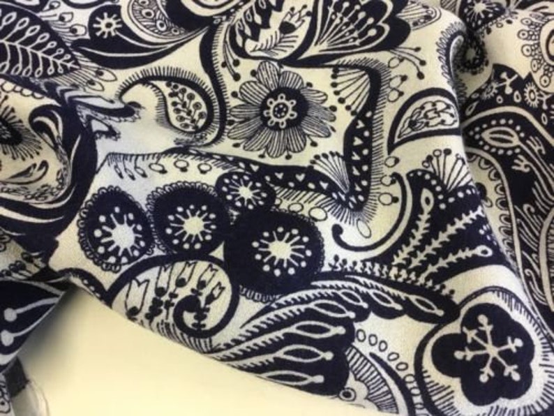 New Designer Navy Ivory 100/% Wool Crepe Large Print Fabric Seen On Catwalk 138cm