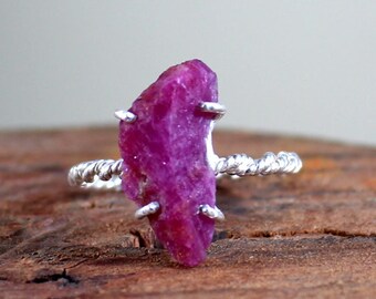 Anello con rubino naturale, pietra preziosa grezza, incastonato a griffe in argento sterling