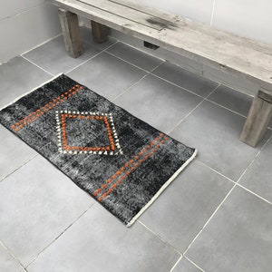 Tapis noir 3x1ft, petit tapis, 3&#39;7x1&#39;8feet, tapis en relief, 112x55cm, paillasson, tapis, tapis arc-en-ciel, tapis aztèque, vieux tapis de coureur, tapis moderne vintage, tapis