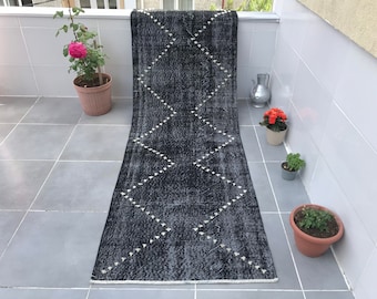 Old modern runner rug,9’1x2’7feet,black rug,278x82cm,modern runner rug,aztec rug,runner rug,vintage modern rug,relief runner rug,relief rug