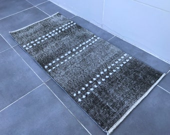 Dörrmatta, 105 x 50 cm, grå dörrmatta, 105 x 50 cm, liten matta, randig matta, liten grå matta, vit reliefmatta, modern matta, sovrumsmatta, aztekisk matta