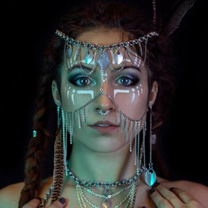 Artimis} Face chain