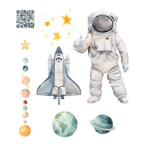 Könnte beinhalten: Eine Aquarell-Illustration eines Astronauten in einem weißen Raumanzug mit einem blauen Helm, einem Raumschiff, Planeten und Sternen. Der Astronaut zeigt den Daumen nach oben.
