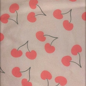 Könnte beinhalten: Ein sich wiederholendes Muster aus rosa Kirschen mit grauen Stielen auf einem hellbeigen Hintergrund. Das Design ist gleichmäßig verteilt und erzeugt eine einfache, aber verspielte Ästhetik. Die Kirschen sind leuchtend rosa.