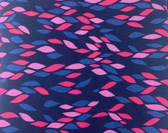 Peut inclure: Un tissu bleu foncé avec un motif répétitif de feuilles stylisées roses et bleues.