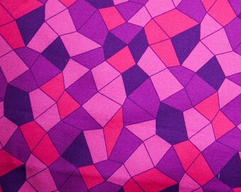 Peut inclure: Tissu à motif géométrique abstrait dans des tons de rose et de violet. Le tissu présente un motif répétitif de formes géométriques qui se chevauchent.