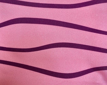 Peut inclure: Tissu rose avec des rayures violettes foncées ondulées.
