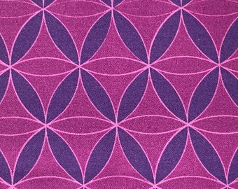 Peut inclure: Un tissu rose et violet avec un motif géométrique de cercles qui se chevauchent. Le motif rappelle un motif de fleur de vie.