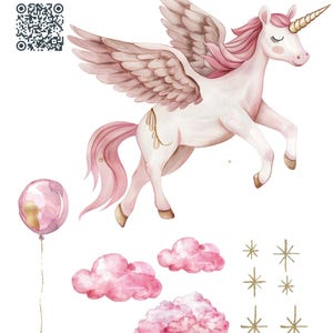 Puede incluir: Un unicornio rosa con detalles dorados y alas vuela por el aire con un globo rosa y nubes detrás. También hay estrellas doradas esparcidas alrededor del unicornio.