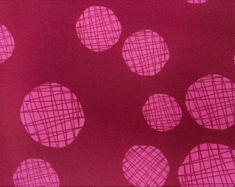 Peut inclure: Un tissu rouge avec un motif de cercles roses. Les cercles ont un motif en forme de croix à l'intérieur.