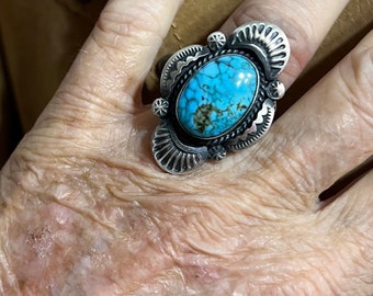 Maat 7,5 / D Prachtige hoogwaardige, blauwe, Kingman spinnenweb turkoois ring, zwaar handgemaakt door Navajo-kunstenaar, Gilbert Tom, gesigneerd,