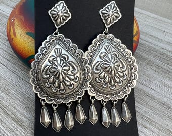 Lichtgewicht gestempelde concho-hangoorbellen, sterlingzilveren turkoois Navajo Terry Charlie