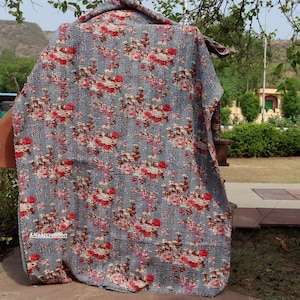 Trapunta Kantha floreale grigia: copriletto indiano in cotone fatto a mano, misura matrimoniale