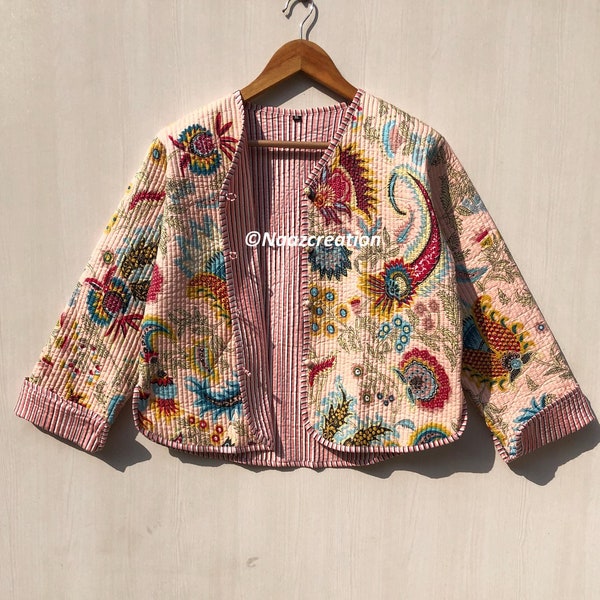 Gewatteerd kimonojack met handdruk: katoenen jas met Indiase bloemen