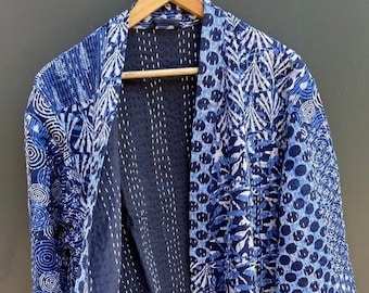 Handgemaakte gebloemde kantha-badjas: gewatteerd jasje met patchwork