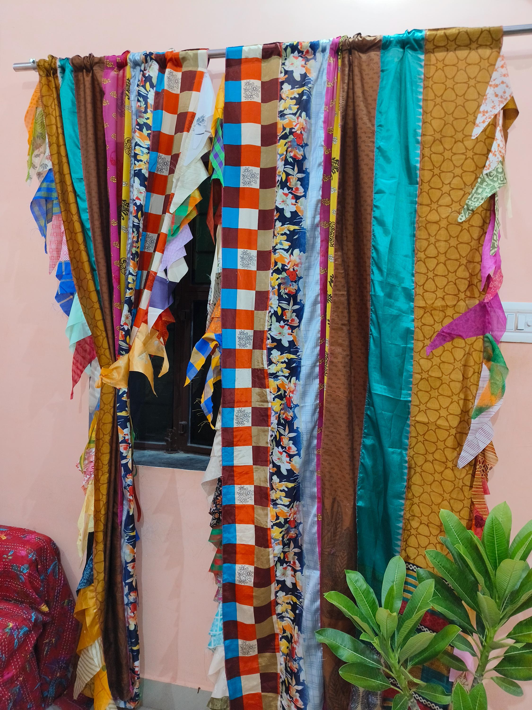 ヴィンテージのインドシルクサリーカーテン：カラフルな手作りのドアや