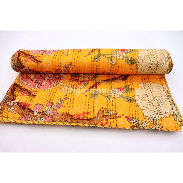 Gelb florale Kantha Quilt: Handgemachte indische Tagesdecke aus Baumwolle 90x108