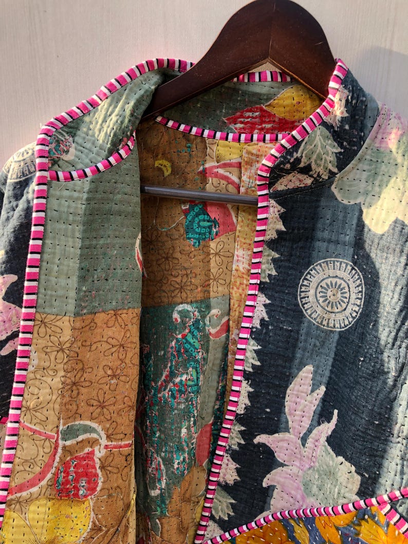 Puede incluir: Chaqueta acolchada con dise&ntilde;o patchwork. La chaqueta presenta una mezcla de estampados florales y geom&eacute;tricos en tonos azules, verdes, amarillos y rosas. Los bordes est&aacute;n ribeteados con un borde a rayas rosa y blanco.