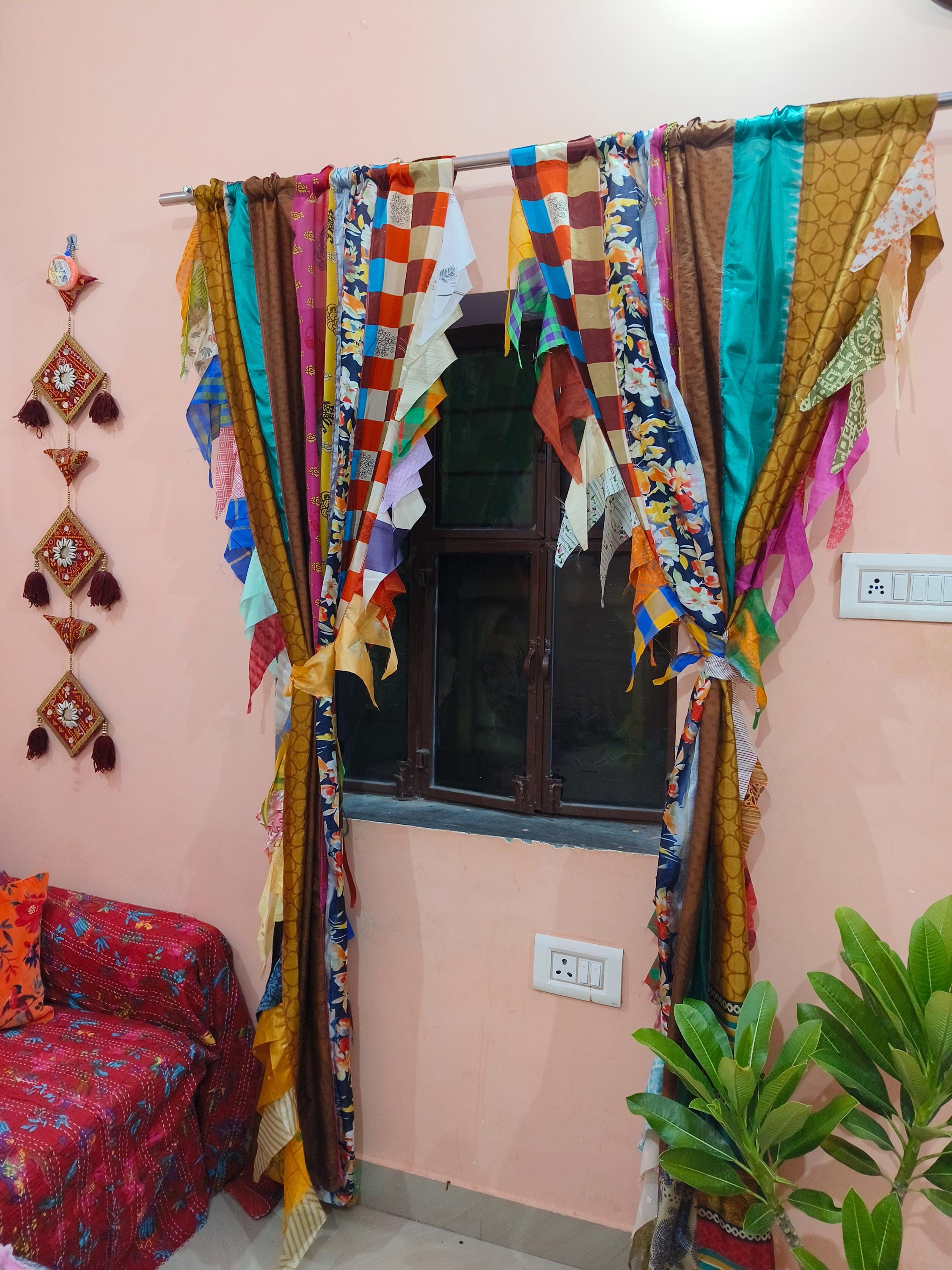 ヴィンテージのインドシルクサリーカーテン：カラフルな手作りのドアや