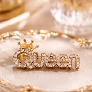 Vintage Strass-Brosche, Vintage Emaille Queen mit Strasssteinen