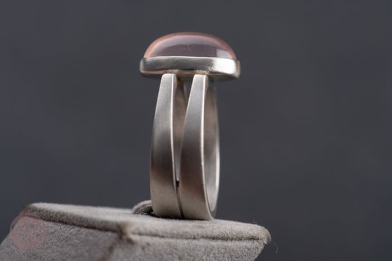 Ring with rose quartz, oval cabochon, vintage rev… - image 3