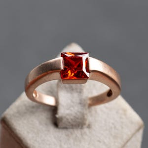 Delicato anello solitario vintage con pietra rosso-arancio, argento 925, placcato nuovamente in oro rosa 18k, misura. 52, 16,5 pezzo unico completamente ristrutturato