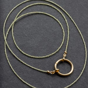 Långt halsband med polerade 2 mm peridotpärlor, handgjort, ring i 925 sterlingsilver pläterad med guld, kedja för lyckobringarhänge, unikt exemplar