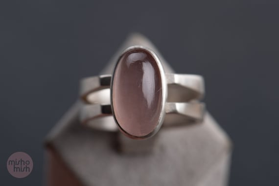 Ring with rose quartz, oval cabochon, vintage rev… - image 1