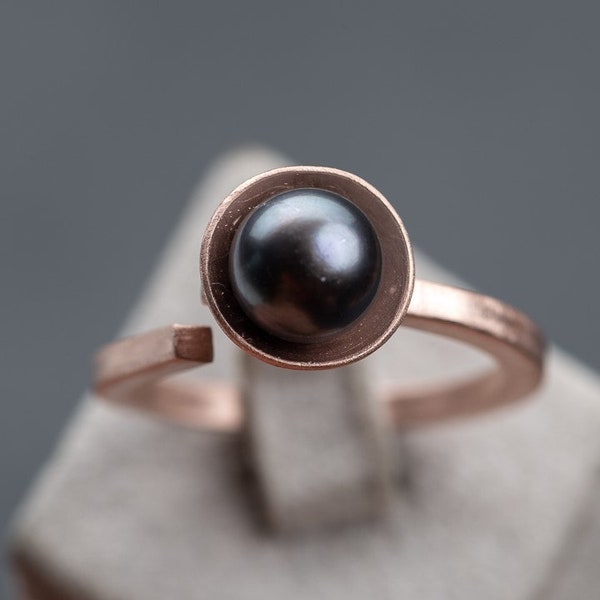 Vintage ring with dark grey pearl, completely refurbished, 925 silver replated with 18k rose gold, satin finish, size 57, 18.1 mm, unique piece