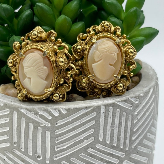 Vintage FLORENZA Carved Shell Cameo Clip On Earri… - image 4