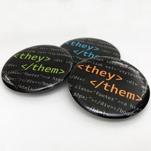 HTML Oni/Tem Zaimki - 2,25" Przypinki Pinback