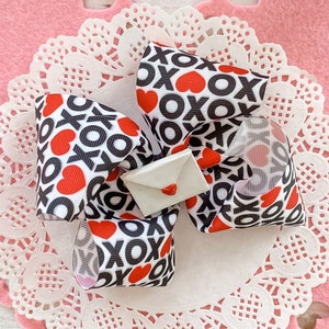 Carta de amor laço de cabelo Dia dos Namorados Grande laço Envelope laço de cabelo abraços beijos laço de cabelo Laço de cabelo preto e branco Laço X e O para o dia dos namorados