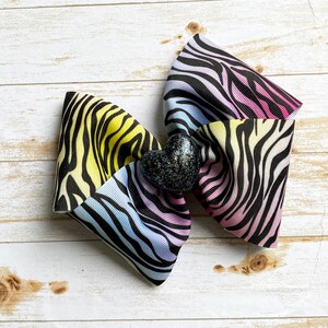 Regenbogen Zebra Haarschleife, Tier Print Schleife, Go Wild Party Haarschleife, Safari Party Haarspange, Dschungel Haarschleife, Zoo Haarschleife, Party Tier Schleife