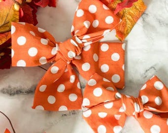 Fiocco arancione a pois in due misure, fiocco autunnale per capelli, fiocco a mulinello in cotone, fiocco per capelli di Halloween, outfit autunnale per ragazze, fiocchi per capelli arancioni abbinati.
