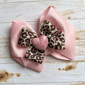 Rosa Gepard Haarschleife, Tierprint Layered Haarschleife, Leopardenprint Haarschleife, Zwei wilde Partyschleife, Wildes Kind Geburtstagsschleife, Party Tiere Schleife