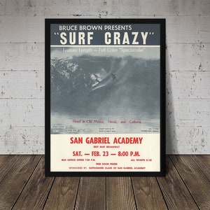 Puede incluir: Un póster vintage que anuncia la película "Surf Crazy" presentada por Bruce Brown. El póster presenta una foto en blanco y negro de surfistas montando olas. El póster anuncia una proyección en San Gabriel Academy el 23 de febrero de 1960 a las 8:00 PM. El póster está enmarcado en negro.