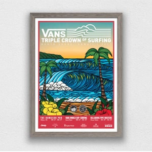 Può includere: Un poster Vans Triple Crown of Surfing con un'illustrazione colorata di un'onda che si infrange nell'oceano. Il poster presenta palme, un tramonto e il testo "Vans Triple Crown of Surfing".
