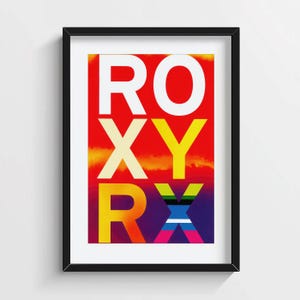 Op de afbeelding: Een ingelijste kunstdruk met het woord ROXYRX in grote blokletters. De letters staan tegen een levendige, meerkleurige achtergrond die verloopt van rood naar oranje, geel en dieppaars aan de onderkant van de afbeelding.