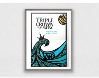 Puede incluir: Un póster que anuncia la 30ª edición anual del Triple Crown of Surfing, que se celebra en North Shore Oahu del 12 de noviembre al 12 de diciembre. El póster presenta una ola estilizada con una corona en la parte superior y el logotipo de Vans en la parte inferior. El póster está enmarcado en un marco de madera claro.