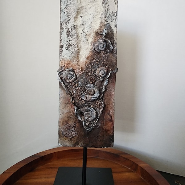 Art mixte - Powertex - Planche de pierre - Planche brune et rouge avec ammonites - Art de pierre - Cadeau de Noël - Cadeau d’anniversaire - Décoration de bureau